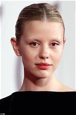15 Stars Who Embraced the No Eyebrows Trend and Dramatically Changed Their Look