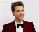 Austin Butler Proves to Be a Gentleman as He Escorts Sally Field to the Stage at the Sag Awards