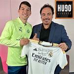 Chucky Lozano Recibe Jersey Del Real Madrid a Manos De Hugo Sánchez
