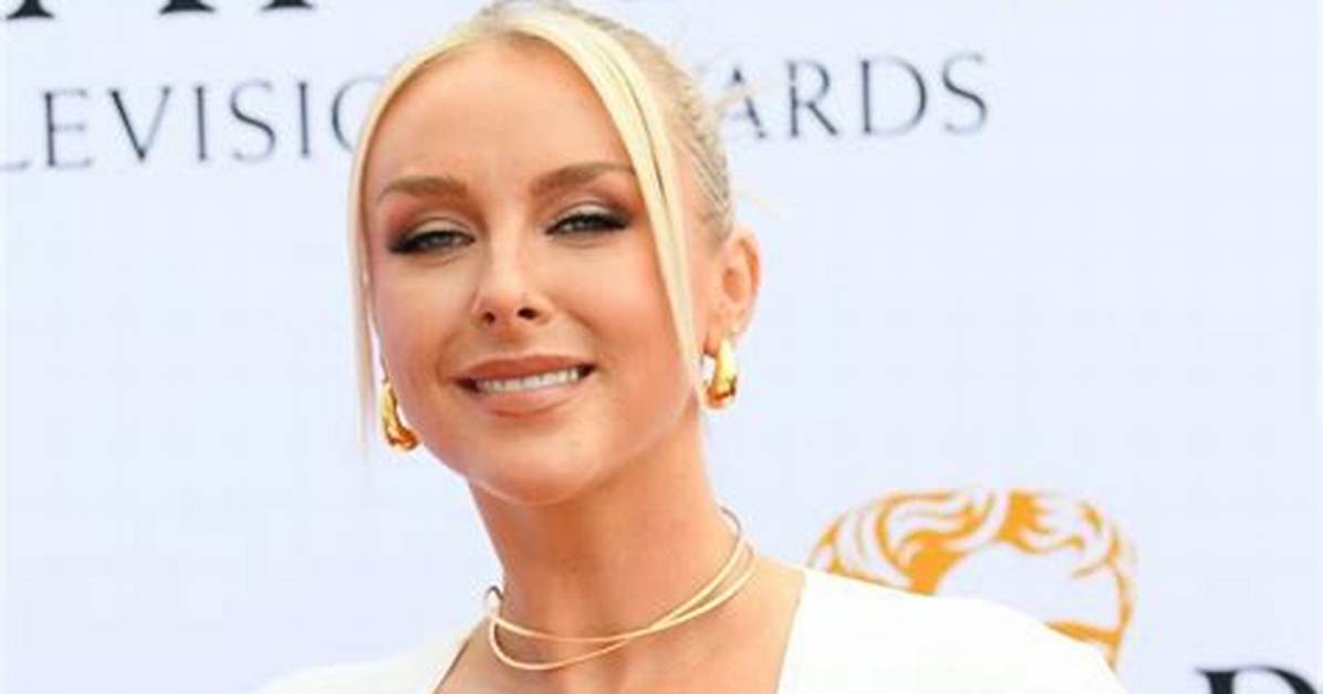Courtney Veale in Bathing Suit Is "Burnt" — Celebwell
