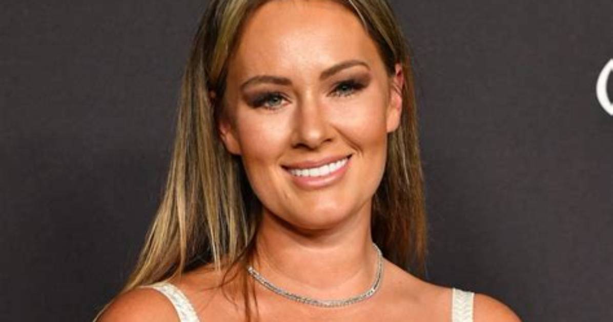 Dee Devlin in Bathing Suit Poses with Conor Mcgregor — Celebwell