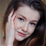 Emily Bloom Biography, Age, Early Life, Family, Net Worth, Photos