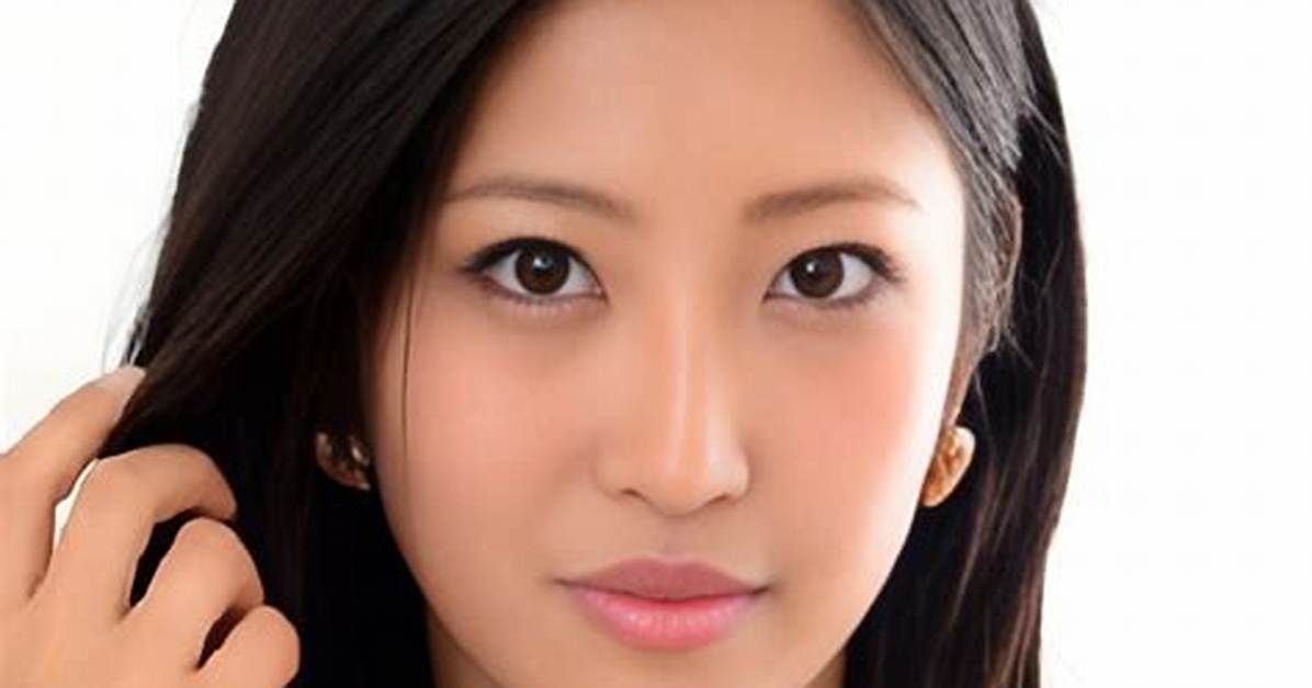 Emiri Momota (Actress) Height, Wiki, Bio, Videos, Photos, Movies, Age, Boyfriend, Weight and More