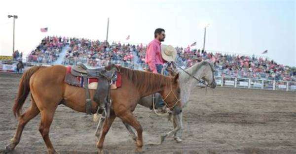 “Fantastic Tribute”: Rodeo Enthusiast Echo Cheers as Cowgirls Take Center Stage at the 2024 Rose Parade