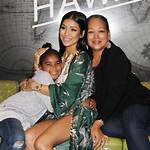 Jhene Aiko Hangs with Her ‘Nami and Mommy’ on Tour