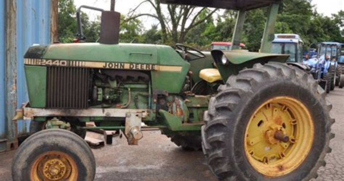 John Deere 2440 Price, Specs, Weight, Oil Capacity, Review 2022