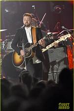 Justin Timberlake Performs ‘Tennessee Whiskey’ & ‘Drink You Away’ with Chris Stapleton at Cma Awards 2015 (Video) | 2015 Cma Awards, Chris Stapleton, Cma Awards, Justin Timberlake, Morgan Stapleton | Just Jared: Celebrity News and Gossip