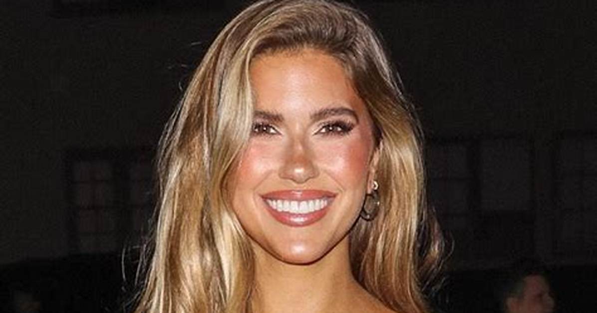 Kara Del Toro in Bathing Suit Is "Most Myself in the Sunshine" — Celebwell