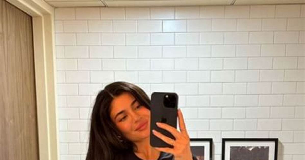 Kylie Jenner's Bathroom Selfie Secret Is the One Thing You Need to up Your Ig Game — Photo