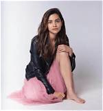 Lisa Ambalavanar Wiki, Age, Boyfriend, Height, Ethnicity, Net Worth, Parents & Biography