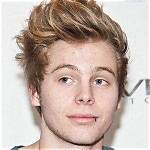 Luke Hemmings - Age, Bio, Birthday, Family, Net Worth