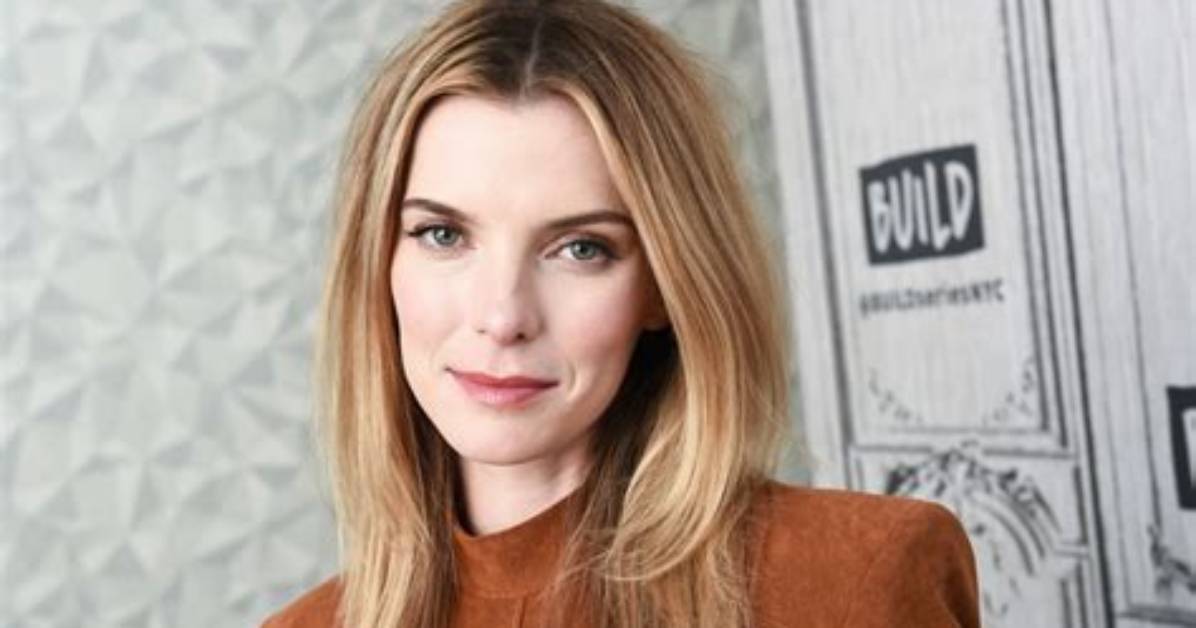 National Treasure Betty Gilpin Is Ready for America’s ‘Gut Renovation’