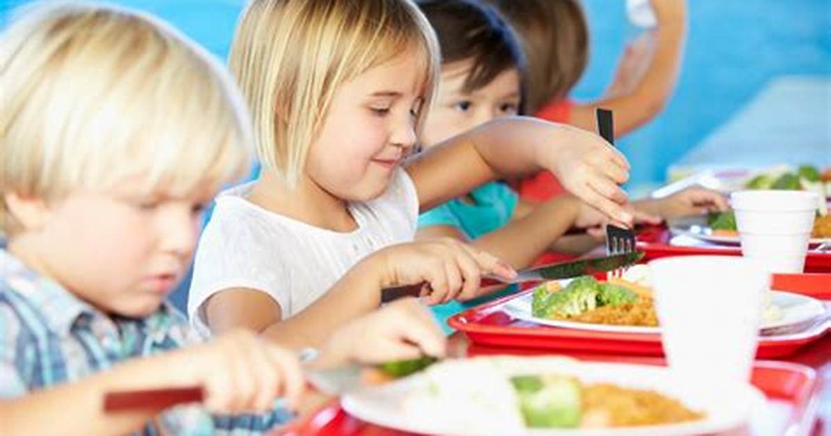 Parents’ Fury as Kids Forced to Eat with Their Fingers After Being Banned from Using Knives and Forks at School