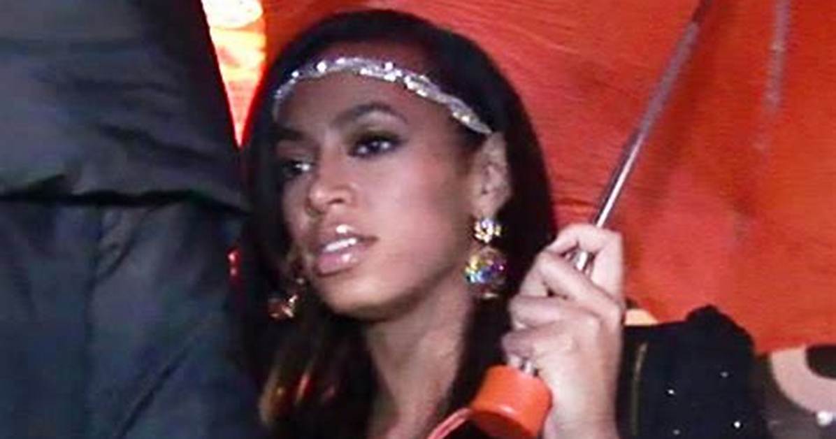 Solange Knowles Loses Wedding Ring During Mardi Gras Parade Solange Knowles Loses Wedding Ring During Mardi Gras Parade Exclusive Details 2/5/2016 9:21 Am Pt