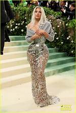 That Looks Painfulkim Kardashian’s Waist Looks Ridiculously Tiny in Rib-Crushing Corset!