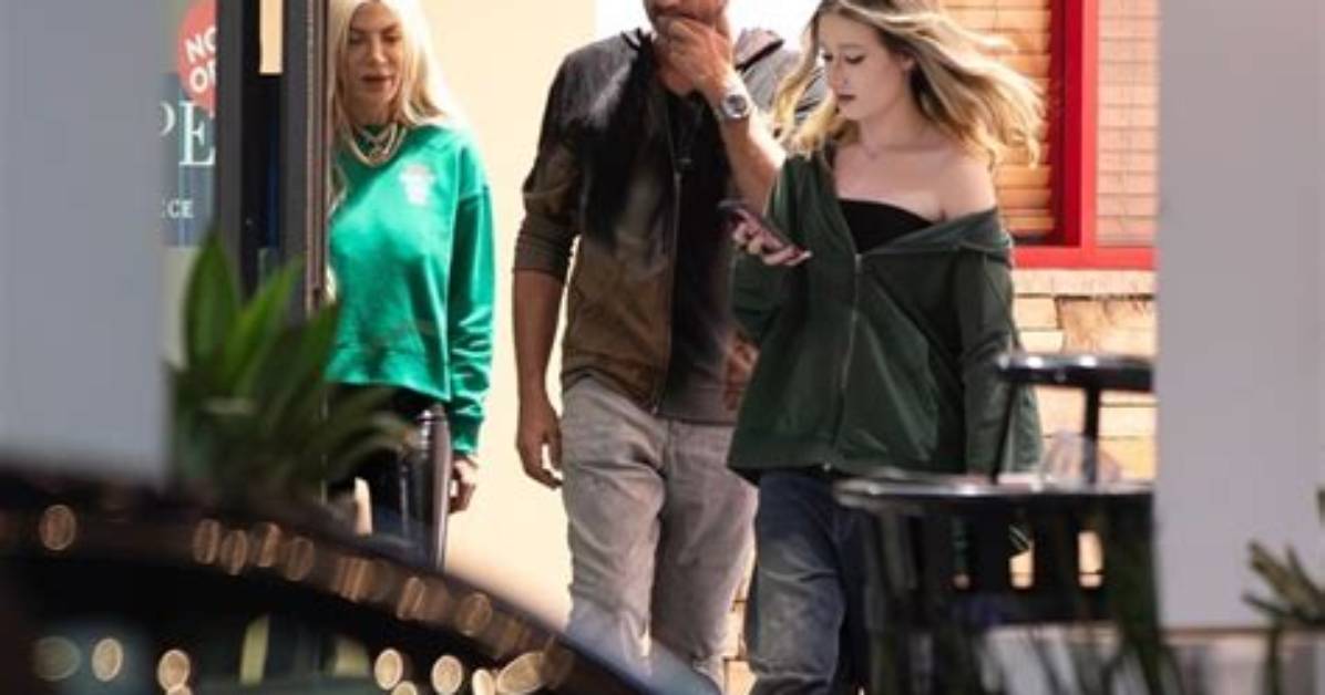 Tori Spelling Chats up Mystery Man During Last-Minute Holiday Shopping Tori Spelling Chats up Mall Mystery Man. .. Next to Daughter Stella 586 12/24/2023 10:20 Am Pt