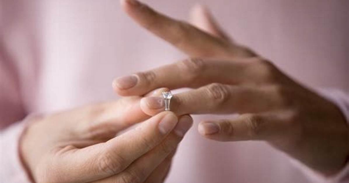 Why You Should Always Take Your Jewelry off Before Going to Bed
