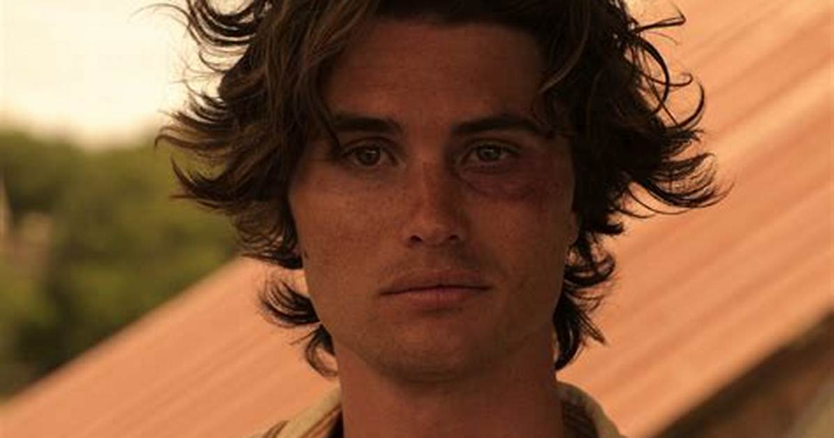 Women Flock Around 'Outer Banks' Star Chase Stokes at Miami Club